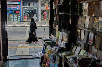 یورش پلیس به کتاب‌فروشی‌ها پس از ممنوعیت ۲۵ کتاب