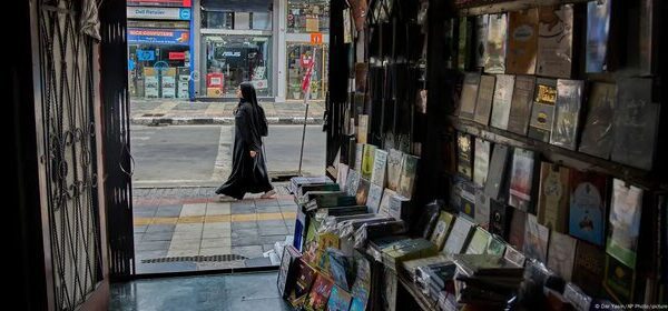 یورش پلیس به کتاب‌فروشی‌ها پس از ممنوعیت ۲۵ کتاب