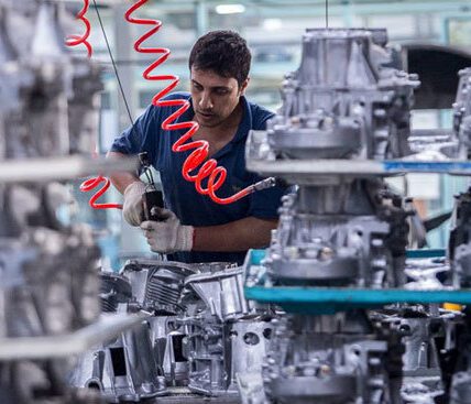 مواد اولیه داخلی گران‌تر از نرخ جهانی به قطعه‌سازان فروخته می‌شود