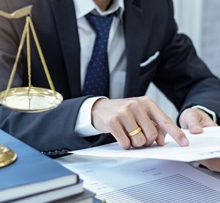 چرا در پرونده های کیفری باید به وکیل مراجعه کرد؟