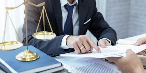 چرا در پرونده های کیفری باید به وکیل مراجعه کرد؟