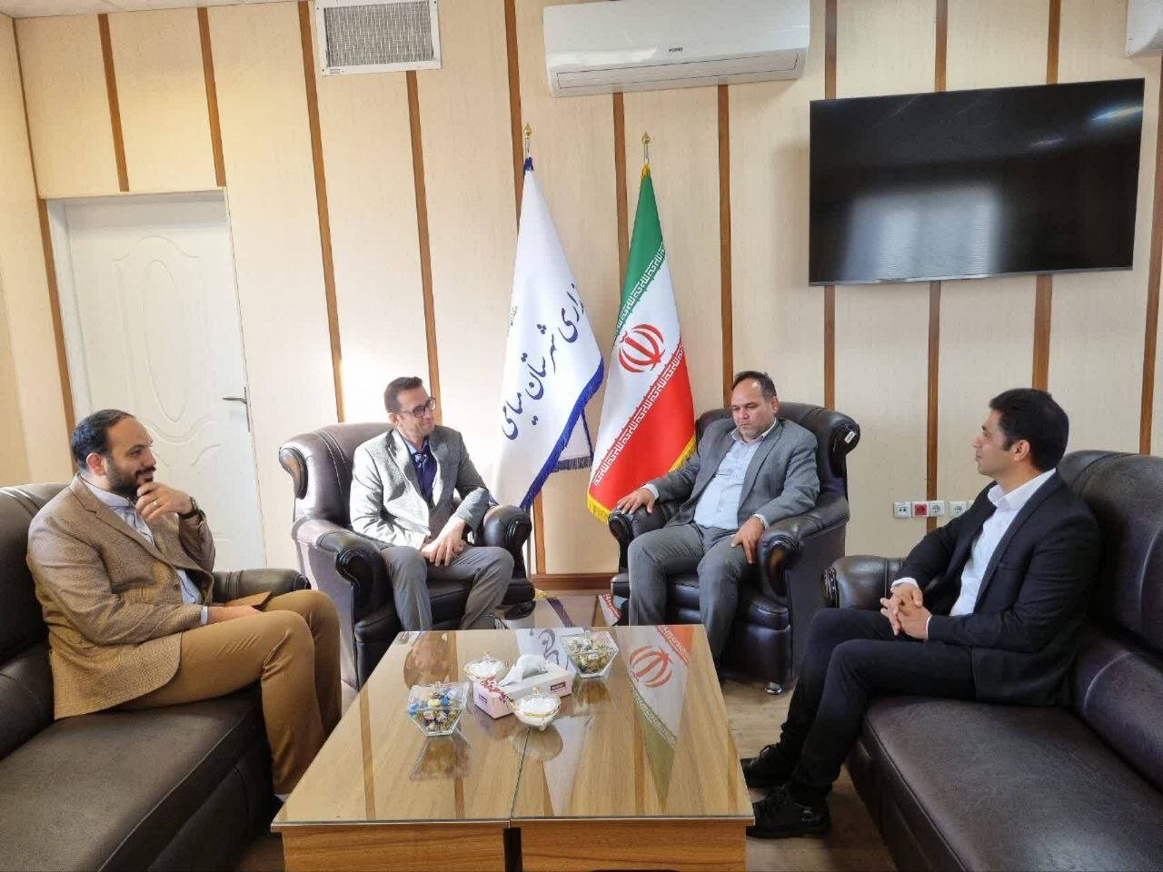 تصویر: فرماندار میامی بر ضرورت توسعه کتابخانه‌ها تاکید می‌کند.