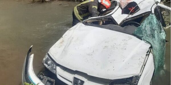 سقوط دو خودرو بدون خسارت جانی در بندرلنگه