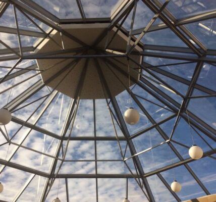 لابی درخشان دانشگاه چگونه یک نورگیر حرفه ای معماری را متحول می کند؟ تصویر 1