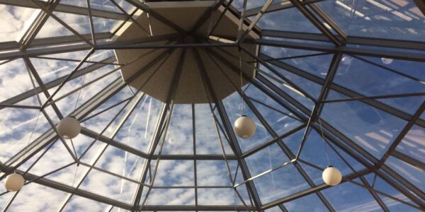 لابی درخشان دانشگاه چگونه یک نورگیر حرفه ای معماری را متحول می کند؟ تصویر 1