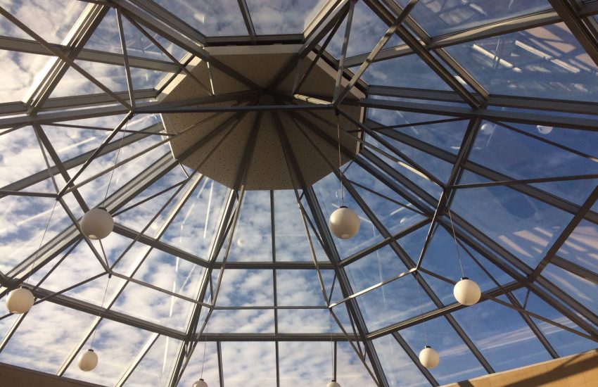 لابی درخشان دانشگاه چگونه یک نورگیر حرفه ای معماری را متحول می کند؟ تصویر 1