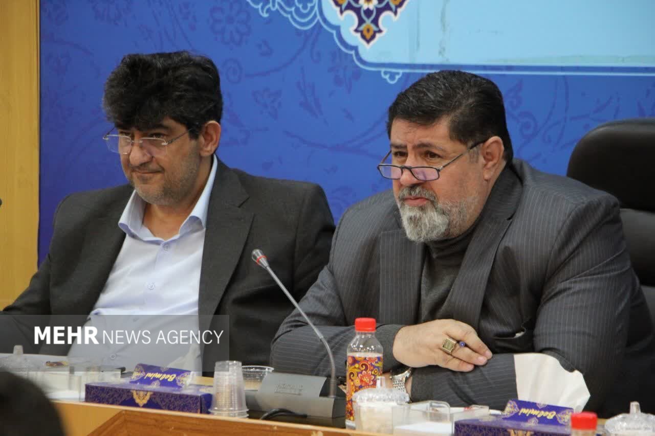 فرماندار دماوند در حال گفتگو