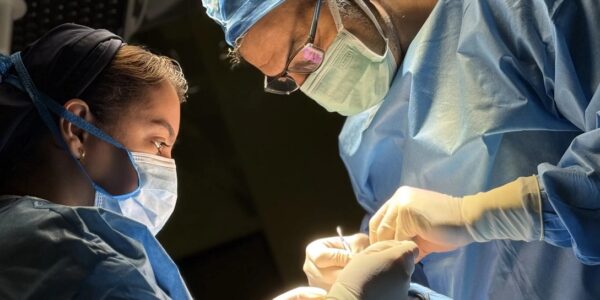 اهمیت سوابق اجرایی و تعداد عمل‌های موفق در اعتبار یک پزشک در حال بررسی