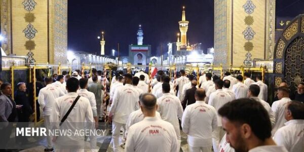 تقدیم مدال ساحلی بازان به حضرت ثامن‌الحجج (ع)